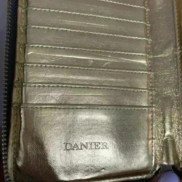 Danier leather wallet - Picture 7 of 8